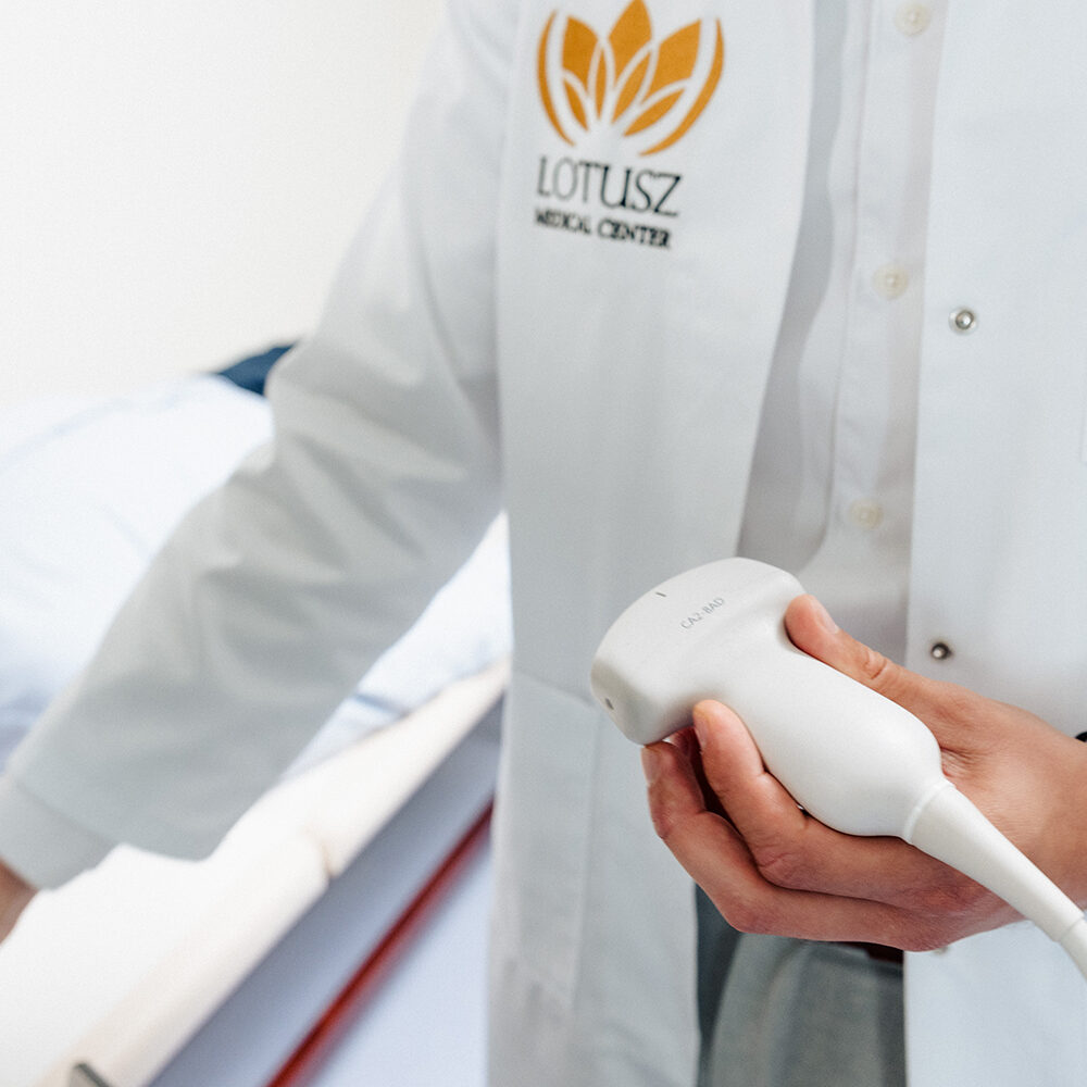Orvos ultrahang-transducert tart kézben vizsgálat közben a Lotusz Medical Centerben