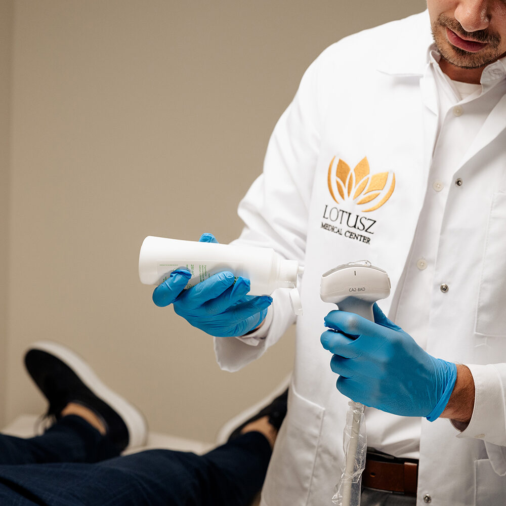 Orvos ultrahangvizsgálatot készít elő a Lotusz Medical Centerben